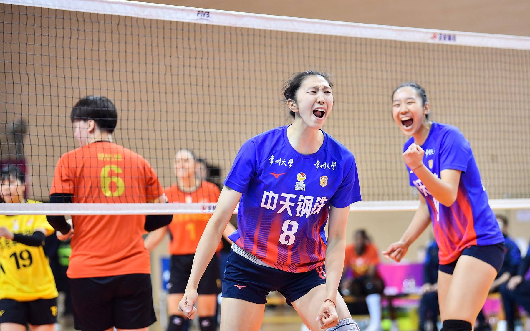 惊天大逆转！世联赛-中国女排3-2美国队